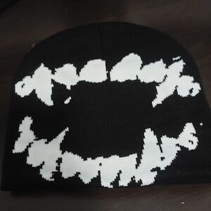 White Kiss Print Black Hat